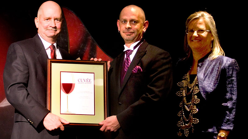 Scott MacDonald, left, manager of Horticulture and Specialty Products for BASF Canada Inc., and Debbie Inglis, right, presented Kevin Donohue with a Cuvée Award of Excellence in Viticulture. Photo: St. Catharines Standard
