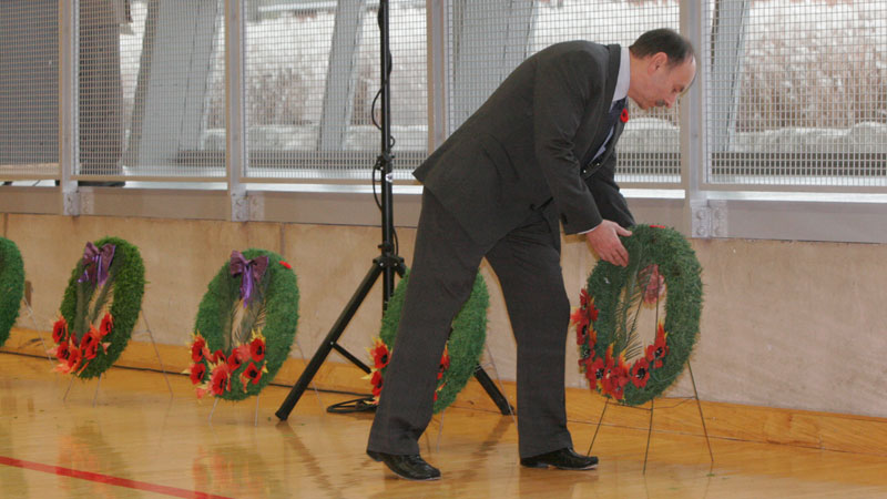 President Jack Lightstone lays a wreath on behalf of Brock.