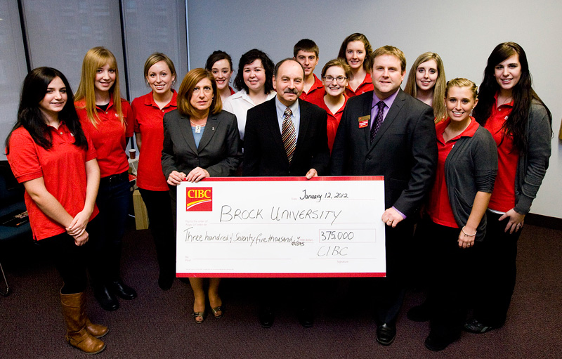 President Jack Lightstone with Brian Glenney, general manager, Imperial Service and Small Business, CIBC (right) and Aurora Di Fruscia, Financial Planning Consultant, CIBC Private Wealth Management, Niagara, and member of the Brock University Board of Trustees (left) with members of the Brock Leaders Citizenship Society