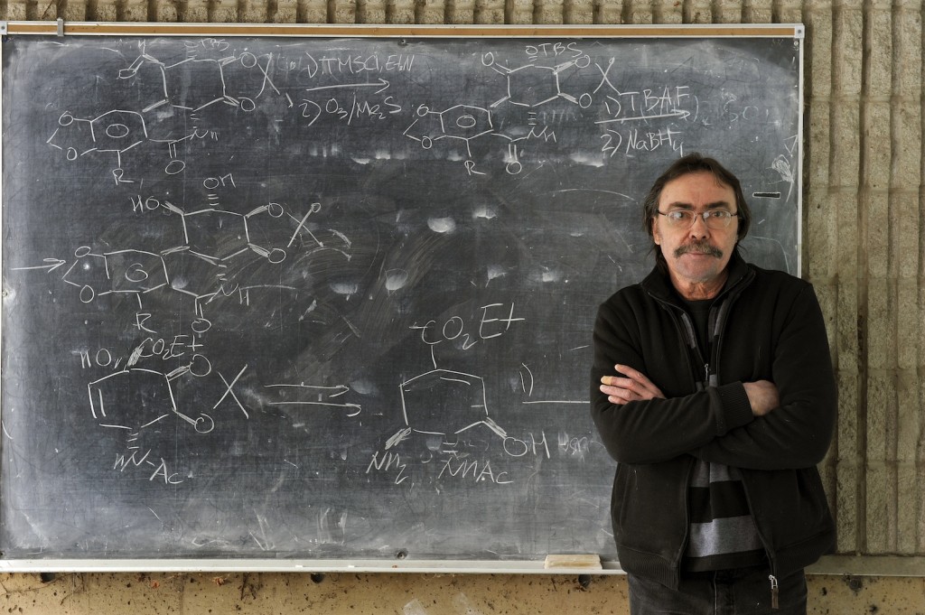 The Canadian Society for Chemistry has awarded Tomas Hudlicky its 2014 R.U. Lemieux Award. 