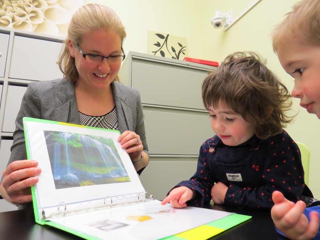 Caitlin Mahy works with young children on memory-related tasks. She is seeking participants for her research. 
