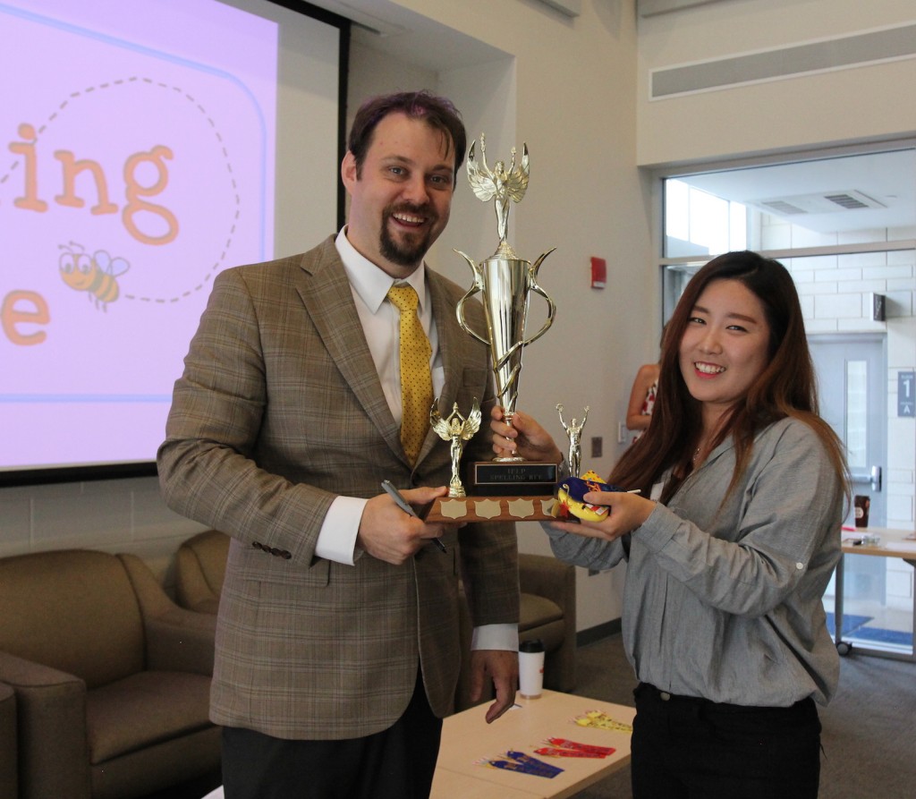 Jim Papple presents Su Jeong with her trophy. 
