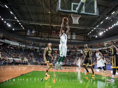 The River Lions vs the London Lightning basketball game