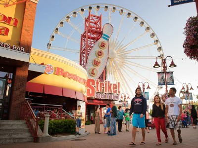 Brock students walking on Clifton Hill