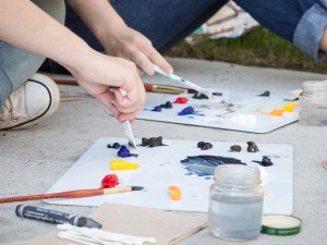 Students mix their paints while outside the MIWSFPA.