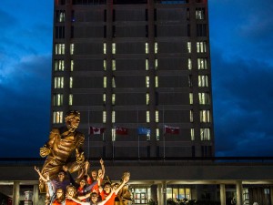 Alumi pose for pictures in front of the Brock statue during the Red Dinner at Homecoming.