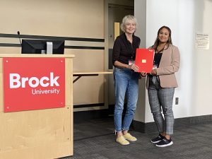 Brock University Faculty of Mathematics and Science Associate Dean Cheryl McCormick presents Sabrina Hoford, PhD in Chemistry candidate, with a People’s Choice Award.