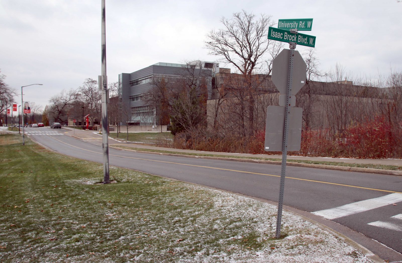 A street signs sits on the corner of an intersection at Brock University.