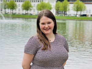 Alison Randell in front of a large fountain and pool.