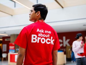 A student ambassador wearing an ‘Ask me about Brock’ shirt stands ready to help.
