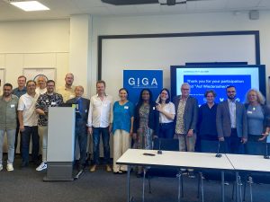 A large group of researchers stand together at the University of Hamburg.
