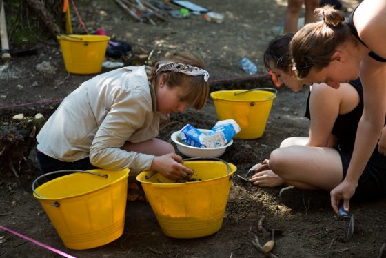 Students excavate at Murlo