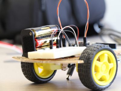 a simple robotics example on wheels