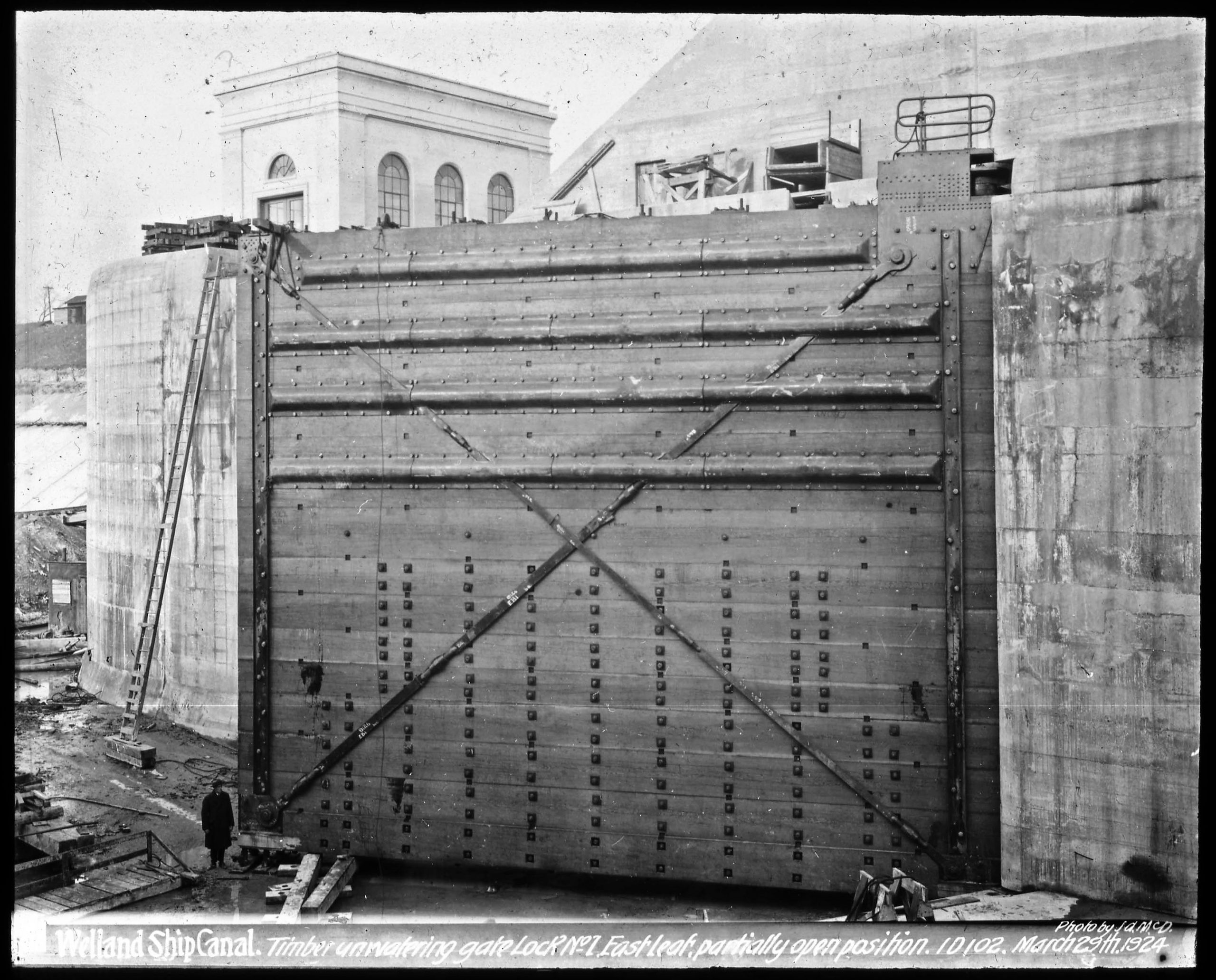Massive lock gate
