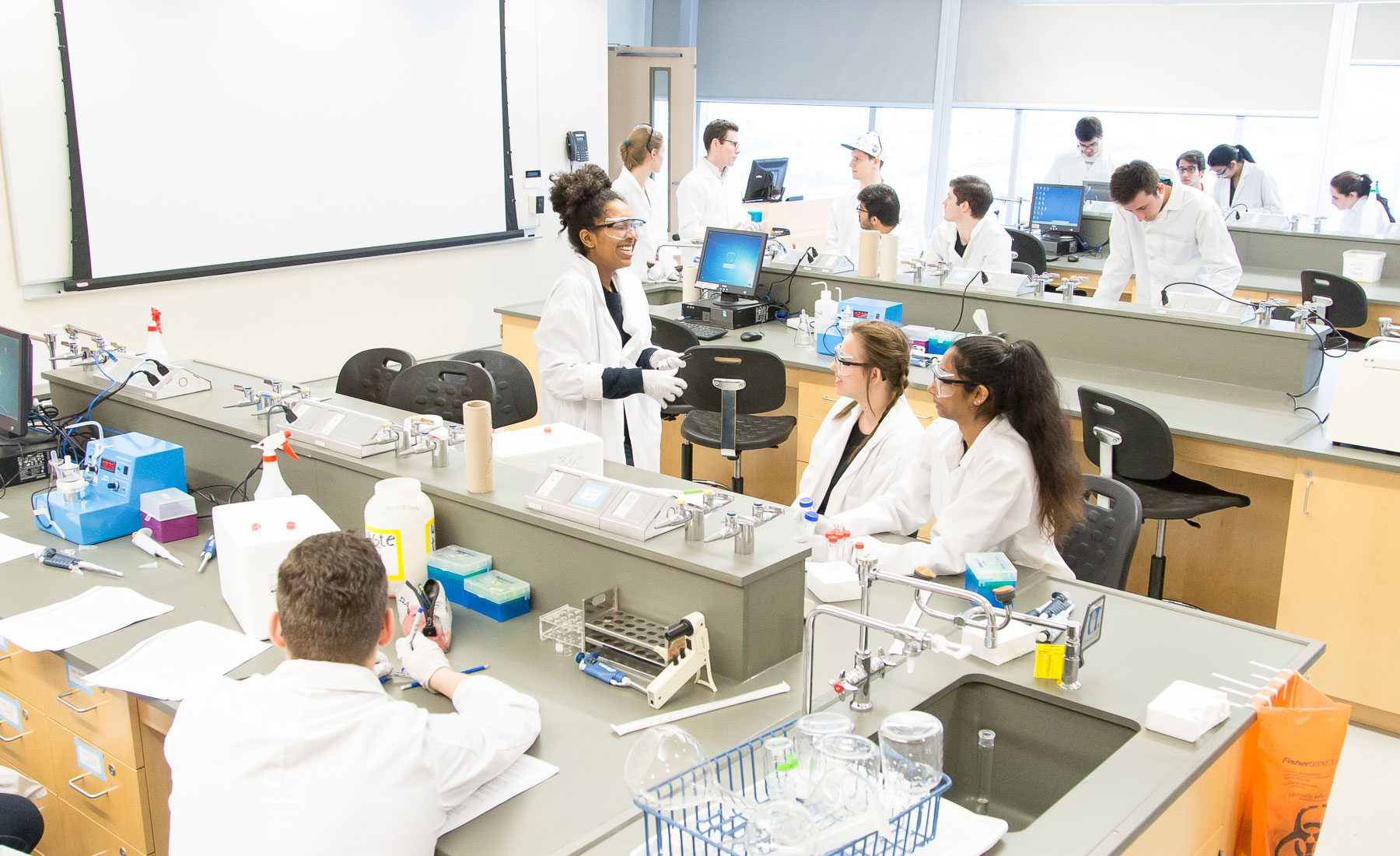 Students learning in a science lab during class 