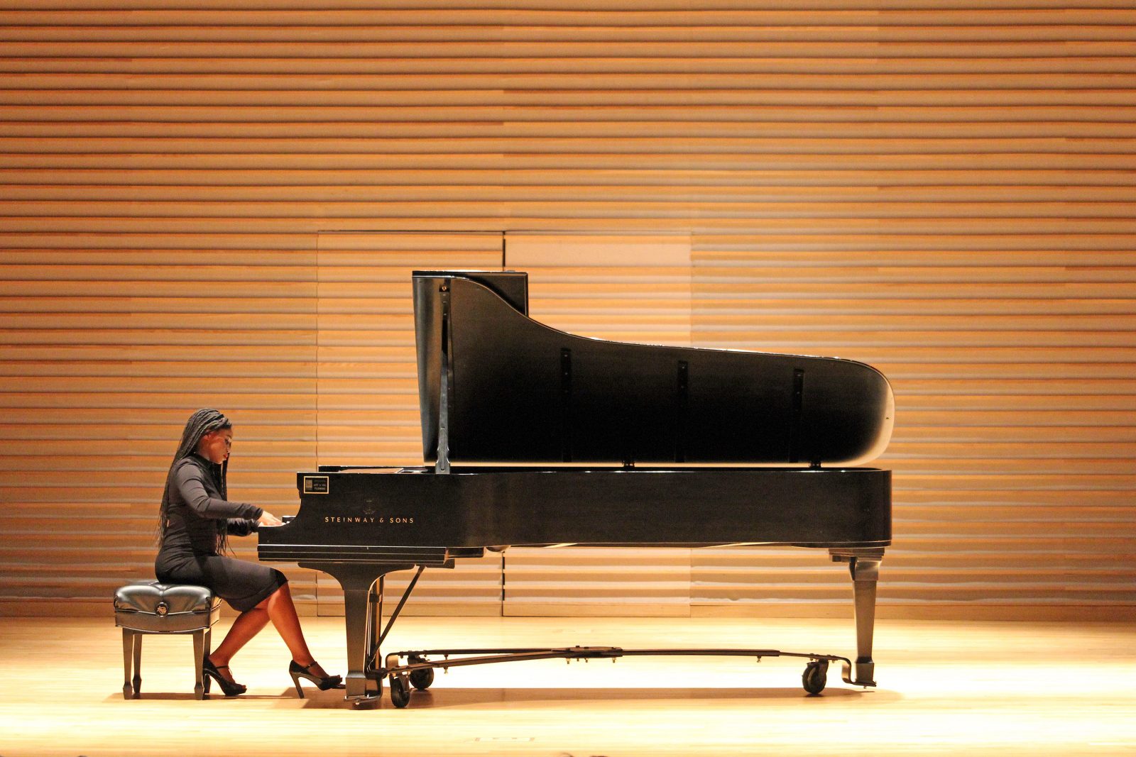 Ruth Jones playing piano on stage