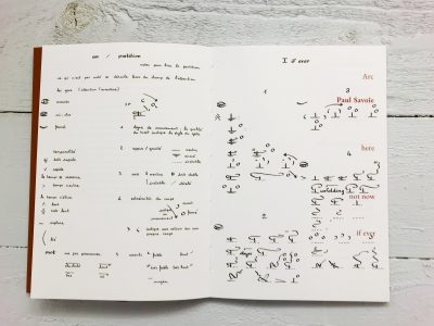 Open notebook spread displaying handwritten movement notation. The left page is a legend in French defining symbols for eye contact, timing, and gravity. The right page, titled 