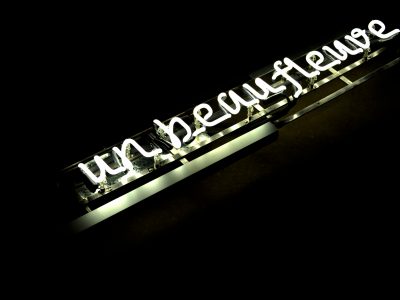 Un beau fleuve neon sign lit