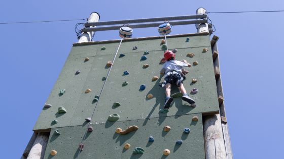 Adventure Club-560x315 Child climbing rock wall at Brock University