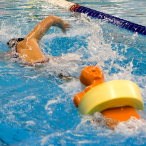 leadership-500x500 swimmer pulling a rescue manaquin
