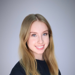 Amanda Square Headshot